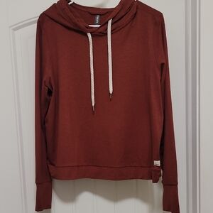 Vuori Women's Hoodie in Red Currant Heather